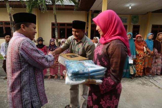 Bupati Irwan Menerima Bantuan 500 Al-Quran Dari PT Sinar Mas