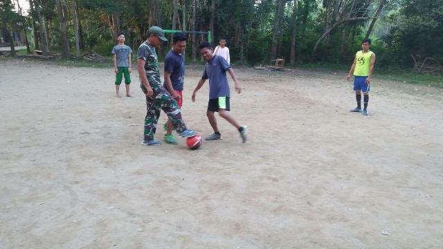 Sertu Epison Melatih Pemuda Desa Pasar Inuman Bermain Futsal