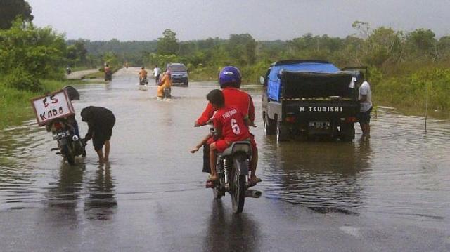Akibat Banjir, Jalan Akses Koridor Langgam Pelalawan Ditutup