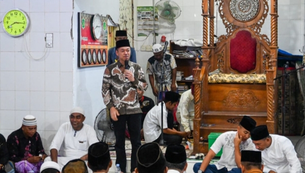 Safari Ramadan di Bagan Jawa, Bupati Rohil Serahkan Bantuan Operasional Masjid dan Musala