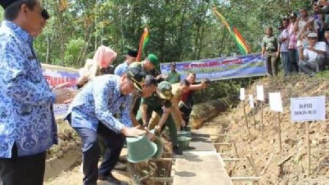Bupati Rohul Letakkan Batu Pertama di Canangkan Perbaikan  Jaringan Irigasi Rambahsamo