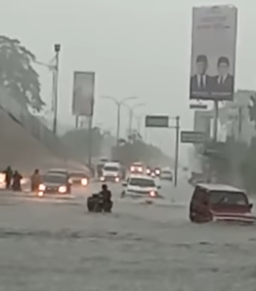 Akibat Banjir Arus Lalin Tersendat di Pekanbaru