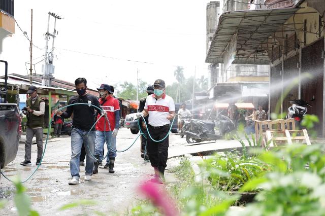 Cegah Corona, Ketua DPRD Inhil Bagi-bagikan Masker Gratis dan Lakukan Penyemprotan Disinfektan