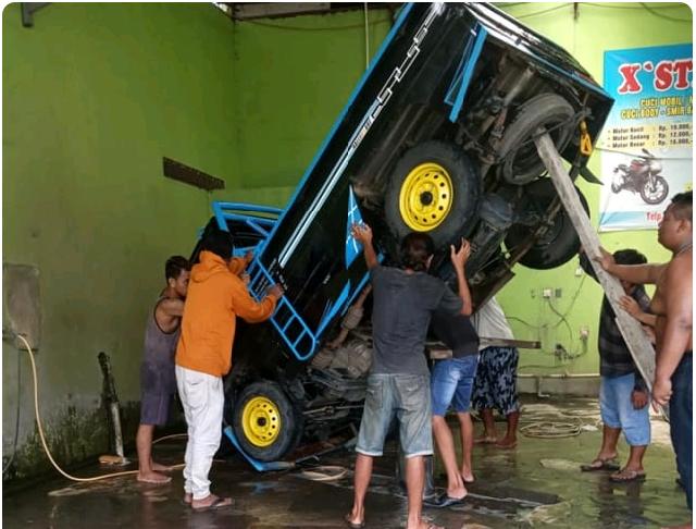 Mobil Terjatuh dari Hidrolik di Tempat Cuci