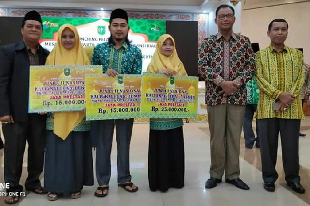 Tiga Perwakilan Rohil Terima Bonus dari Pemerintah Riau