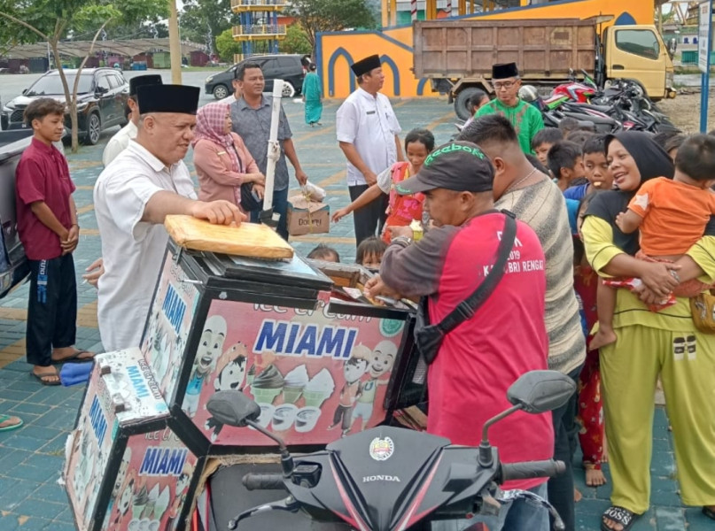 Kunjungi Pengungsi Banjir, Yopi Arianto Traktir Makanan dan Ice Cream