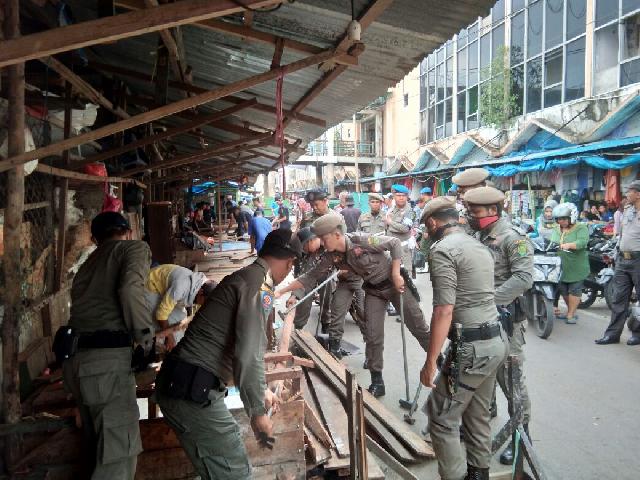 Satpol PP Inhil Bongkar Puluhan Lapak PKL di Pasar Yos Sudarso Tembilahan