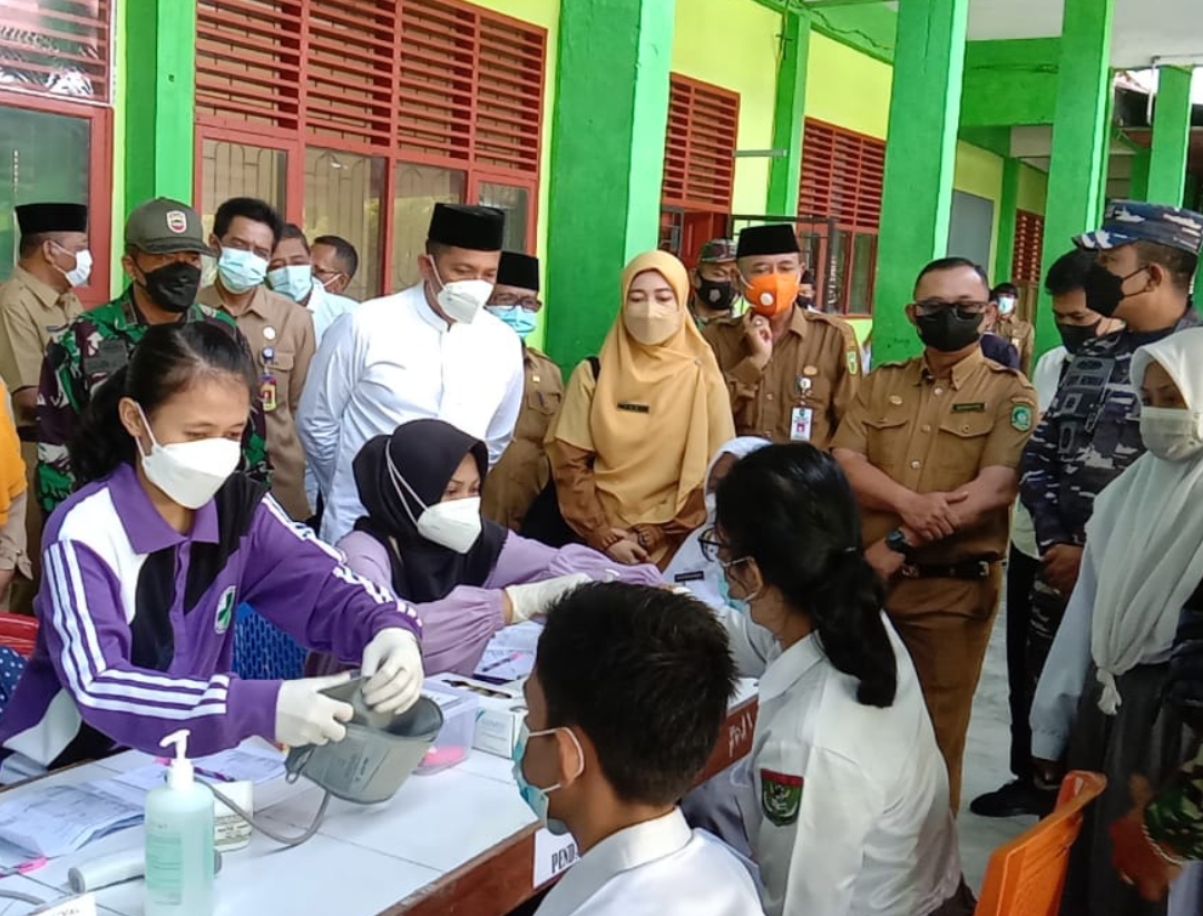 Ratusan Siswa-siswi SMA Negeri 1 Tebingtinggi Dapat Vaksin Dari TNI
