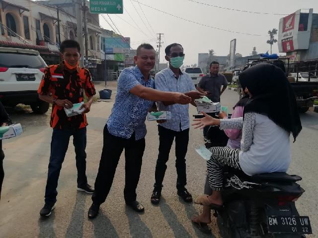 Prihatin Musibah Asap, Legislator PAN Turun ke Jalan Bagikan Masker di Rohul