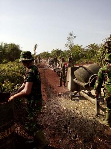  TNI dan Masyarakat Tanjung Damai Bengkalis Kompak Bangun Gorong-gorong dan Semenisasi