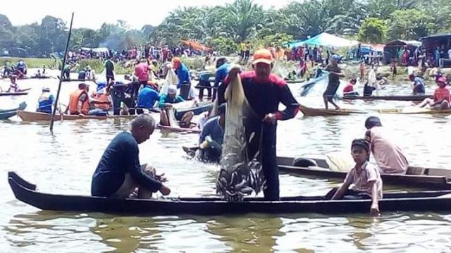 Gubernur Riau Buka Festival Maawuo Danau Bokuok