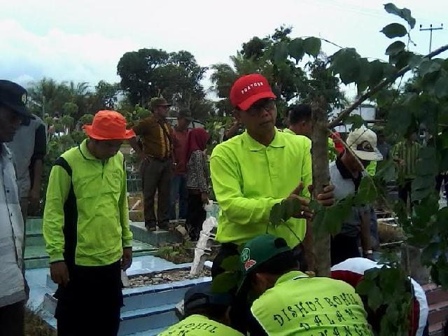 Bupati Suyatno Tanam 150 Pohon Pelindung di TPU Bagan Jawa