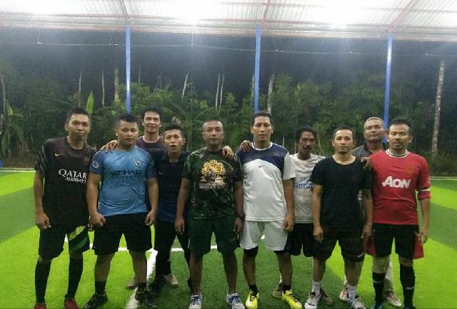 Serda Indra Jalil Bermain Futsal dengan Pemuda Kampung Baru Cerenti