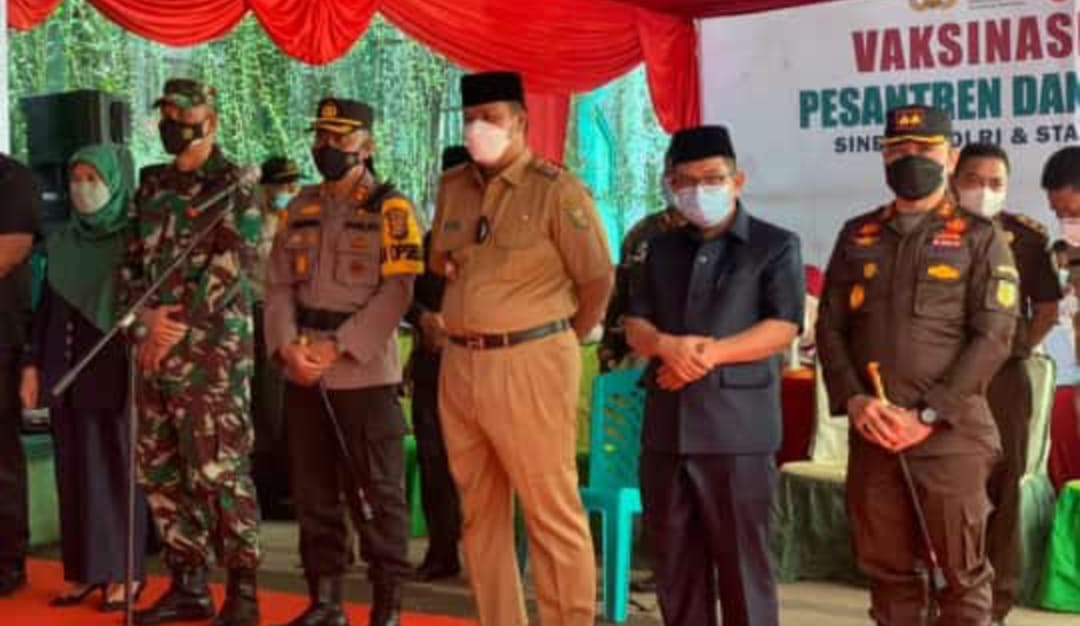 Serentak, Jokowi Buka Vaksinasi Merdeka TNI-Polri di Ponpes dan Rumah Ibadah