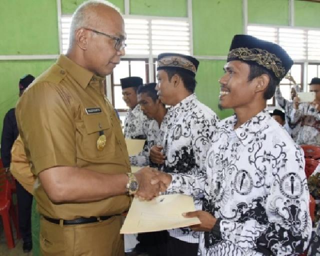 Pj Bupati Inhil Serahkan SK Guru Honorer di Keritang