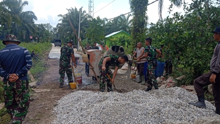Satgas TMMD Gesa Pekerjaan Pengecoran jalan Bunga Tombak Kelurahan Sialang Rampai Kulim