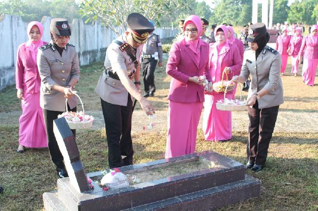 HUT Bhayangkari ke 71, Polres Inhu Kunjungi Makam Pahlawan