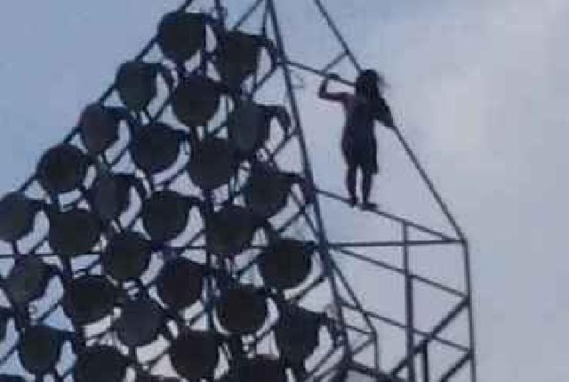 Seorang Gadis Di Inhu Coba Bunuh Diri Dengan Memanjat Tower Lampu Stadion Narasinga