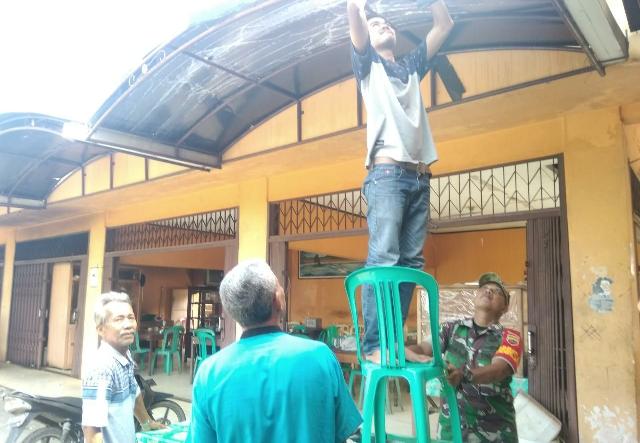 Serda Indra Jalil Bantu Warga Perbaiki Atap yang di Terpa Angin