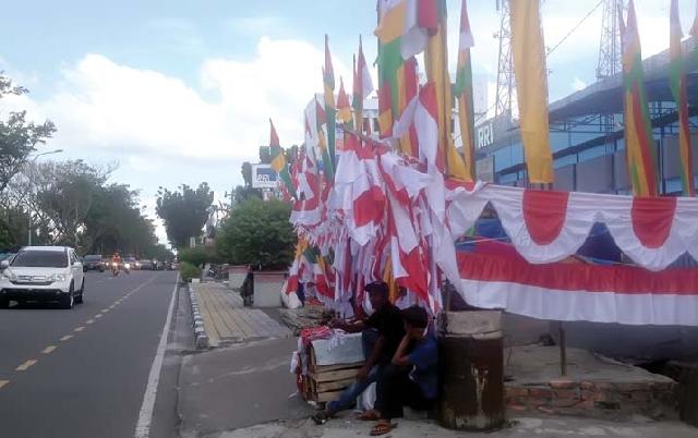 Pemko Pekanbaru Larang Berjualan Bendera diatas Trotoar