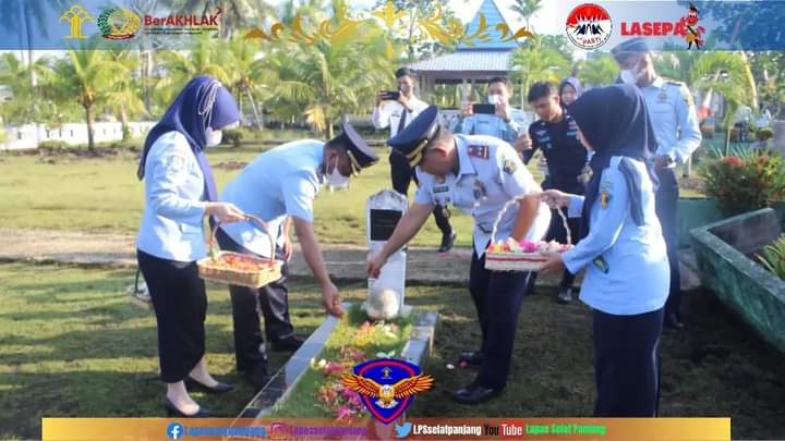 Jajaran Lapas Selatpanjang Ikuti Upacara Tabur Bunga di Taman Makam Pahlawan Dalam Peringatan HDKD ke-77