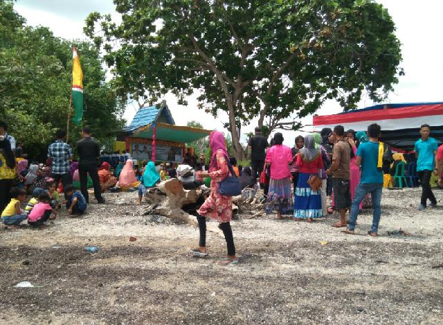 Ribuan Warga Berhamburan di Pantai Solop Mandah