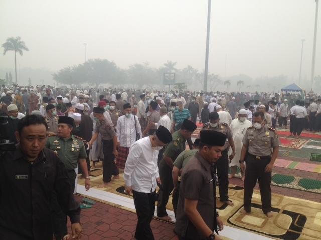 Plt Gubri Hadiri sholat Istisqo di Masjid Agung An-Nur Pekanbaru