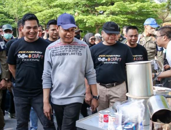 Pj Wali Kota Muflihun membuka Pekanbaru Coffee and Craft Festival di Ruang Terbuka Hijau (RTH) Kaca Mayang