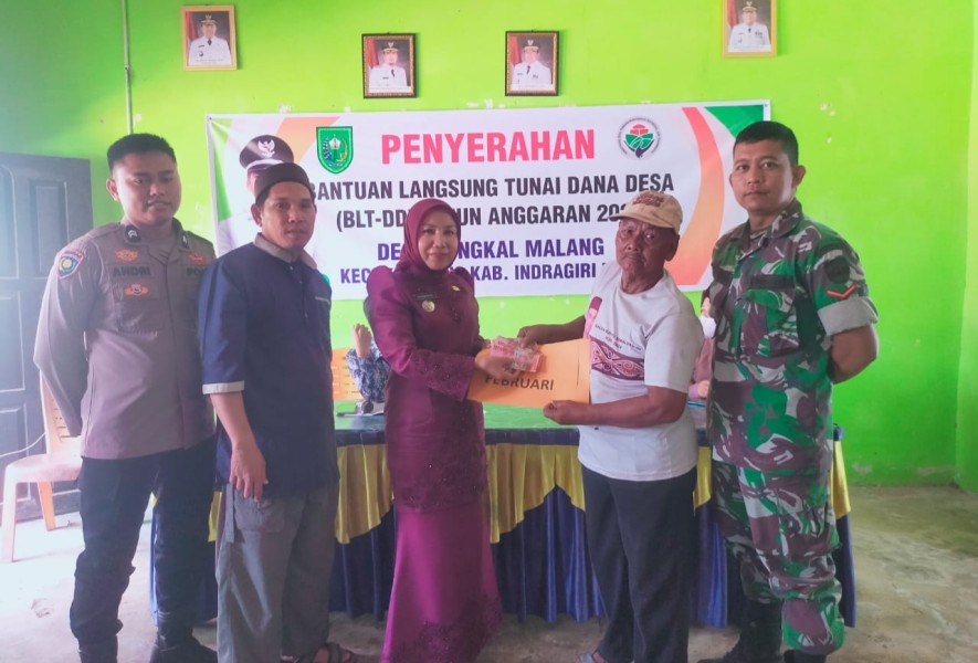 Warga Terima Manfaat Sebelum Idulfitri 2025, Desa Bongkal Malang Salurkan BLT