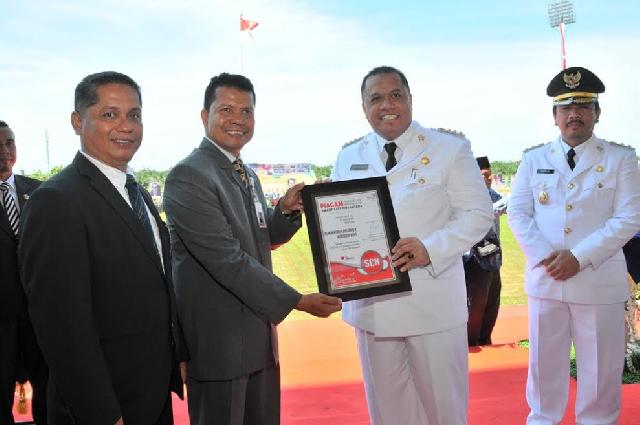 Bupati Inhu Satu-satunya di Riau Penerima SCN Award dari TELKOM