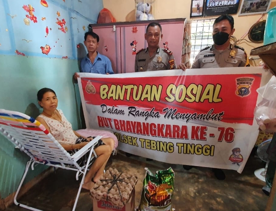 Sambut HUT Bhayangkara ke-76, Polsek Tebingtinggi Salurkan Bansos