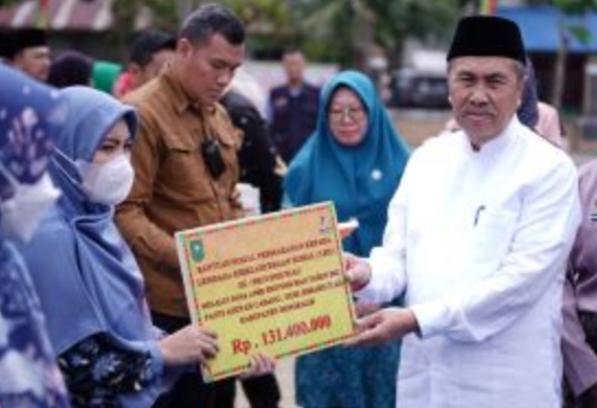 Gubernur Riau, Tanam Cabai dan Salurkan Bansos Rp3,25 Miliar di Bengkalis