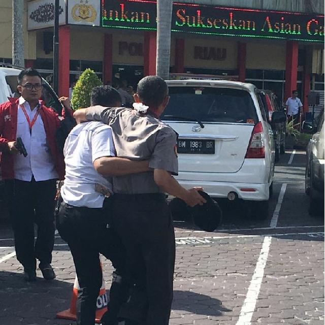 Baku Tembak Terjadi di Jalan Gajah Mada Pekanbaru, Di Duga Teroris Serang Mapolda Riau