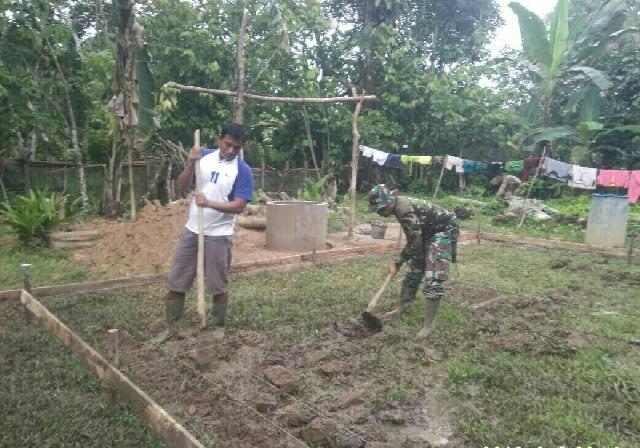 Serda Indra Jalil, Bantu Pembuatan Pondasi Rumah Sukino Desa Kampung Baru Timur
