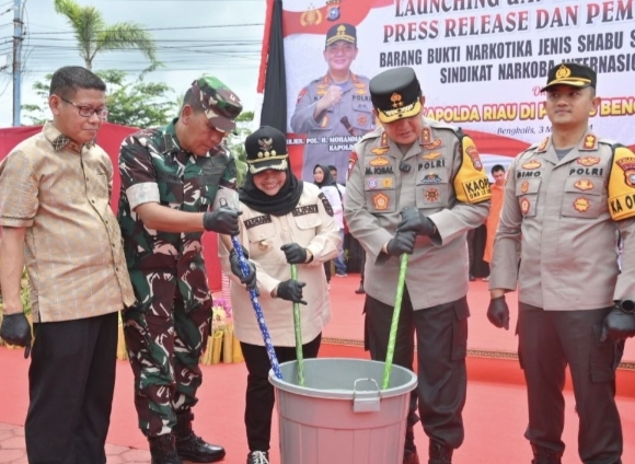 Kapolda Riau Pimpin Pemusnahan Barang Bukti Narkoba Jenis Sabu Seberat 15,6 kg