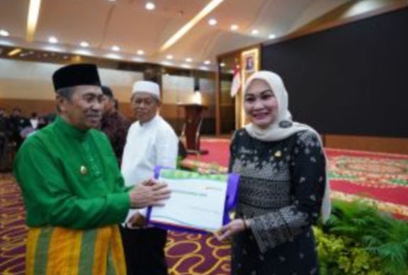 Dinas ESDM Provinsi Riau Terima Sertifikat sebagai OPD Terbaik dalam Pengelolaan Wakaf Uang