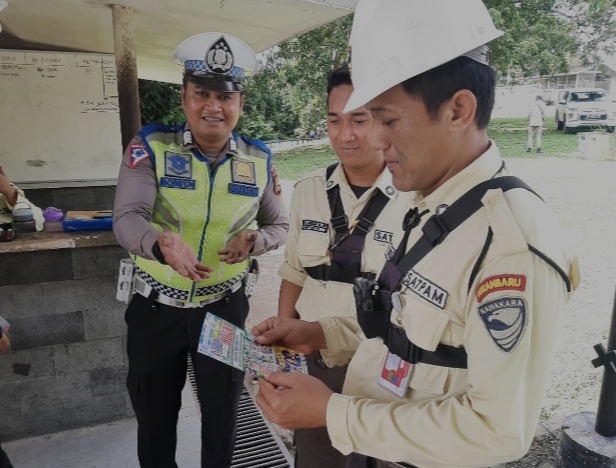 Sembari Patroli, Personel Subdit Gakkum Ditlantas Polda Riau Giat Cooling System Guna Sukseskan Pemilu 2024