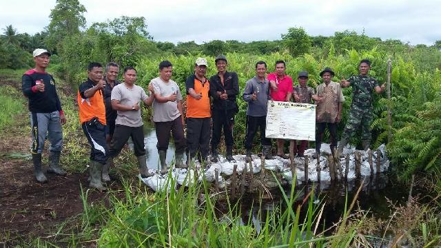 Rutin Dilaksanakan, Babinsa Desa Pulau Kecil Tinjau Bloking Kanal