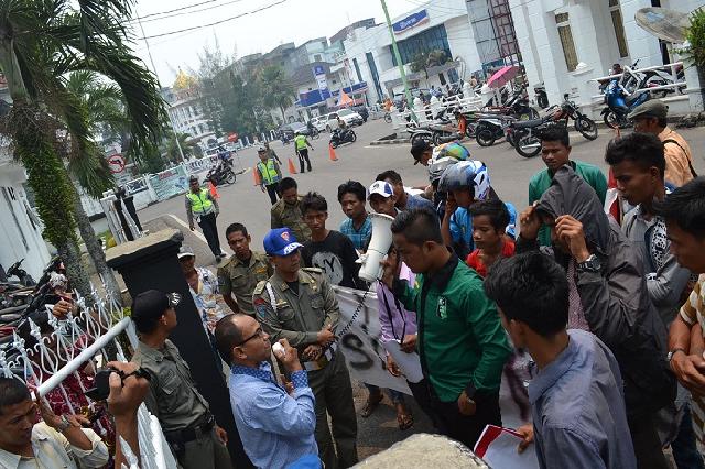 Gemar Lakukan Aksi Unjuk Rasa Di Kantor DPRD Rohil