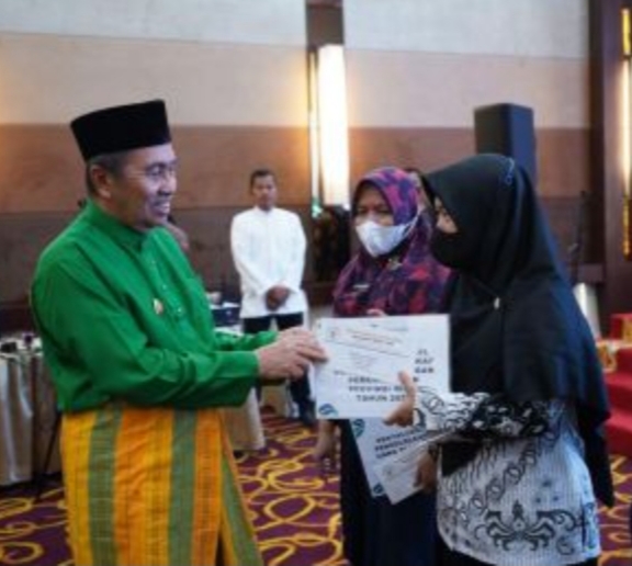 Gubri Serahkan Wakaf Uang Pemprov Riau Kepada 10 Madrasah