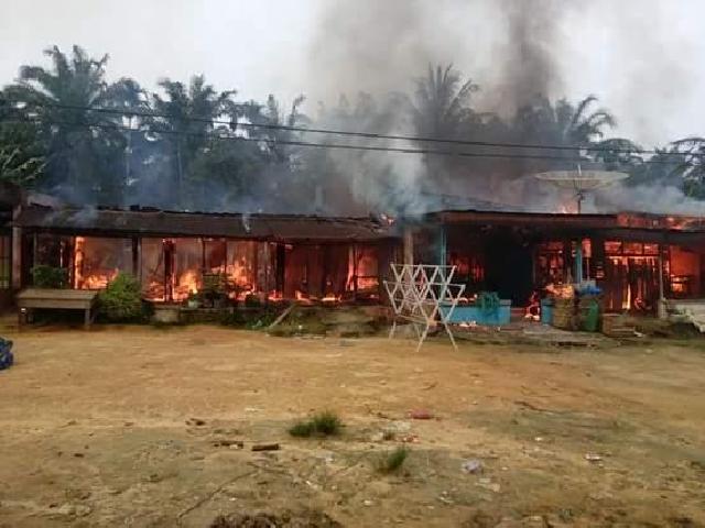 Lima Unit Rumah Semi Permanen di Kelurahan Balai Jaya Ludas Terbakar