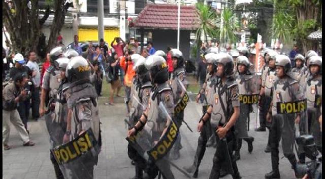 Suasana Mencekam, Ratusan Warga Bersenjata datangi Kantor Polisi di NTB