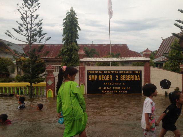 Akibat Banjir Di Inhu Masyarakat Mengungsi, Sekolah Diliburkan