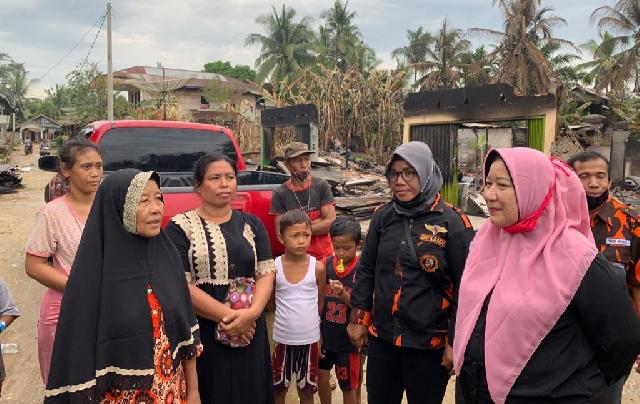 Siti Aisyah-Agus Rianto Kunjungi Korban Kebakaran di Batang Cenaku, Masyarakat Doakan Nomor 3 Terpilih di Pilkada Inhu