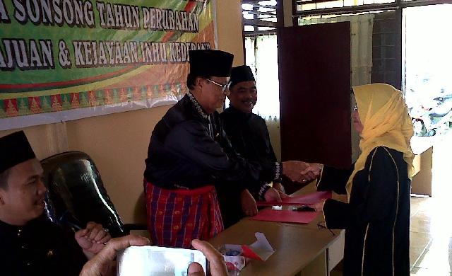 12 Kepengurus Kecamatan LAM-Riau se-Kabupaten Inhu Terima SK