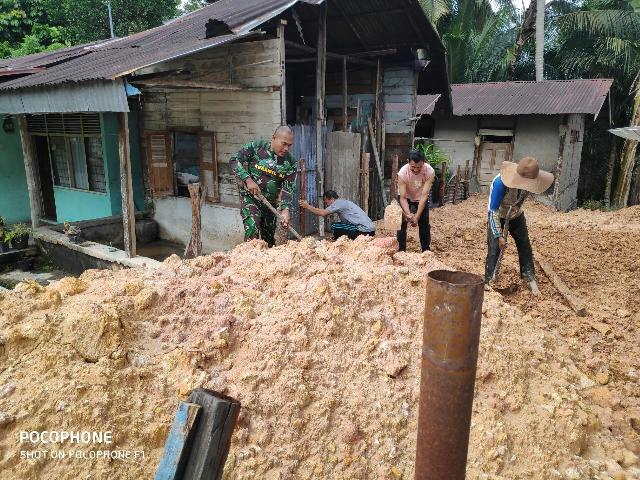 Serda Hendriswan Bantu Timbun Pondasi Rumah Warga di Desa Kampung Baru Koto