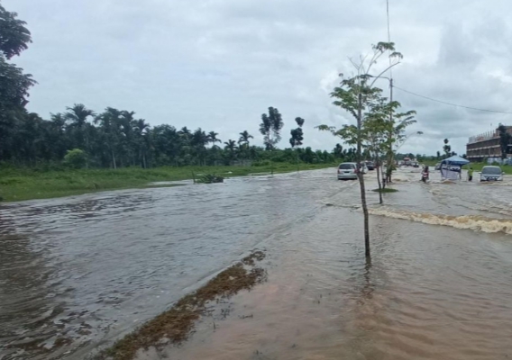 Rusak Parah Akibat Banjir, Pemprov Riau Akan Perbaiki Jalan Sudirman Ujung Jembatan Siak IV 