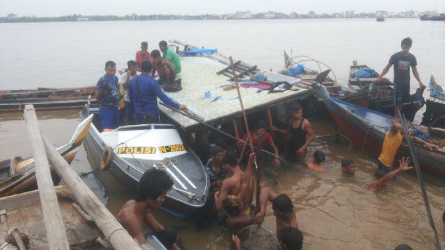 Kehabisan Bahan Bakar, Kapal di Inhil Tabrak Tongkang Hingga Tenggelam