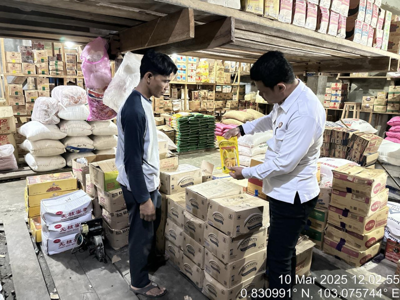 Polsek Rangsang Monitoring Ketersediaan Harga Bapokting di Bulan Ramadhan