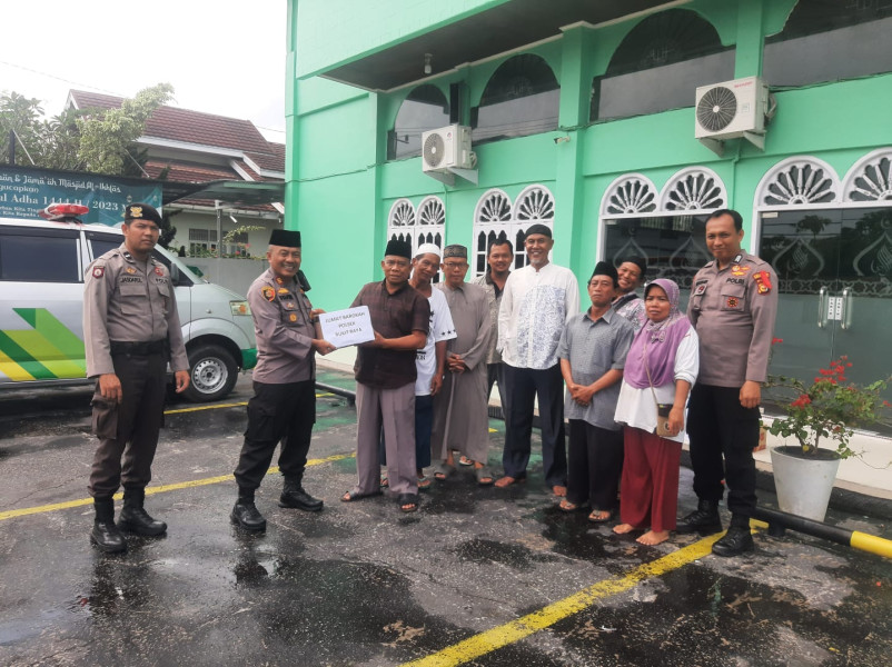 Polsek Bukit Raya Bagikan Paket Sembako, di Masjid Al-Ikhlas Kelurahan Simpang Tiga Pekanbaru